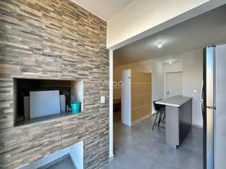 Parede de destaque com revestimento de pedra na entrada de um ambiente.