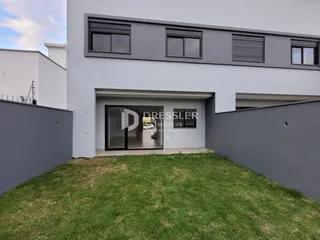 Fachada de uma residência em Lajeado, Brasil, com jardim em primeiro plano.