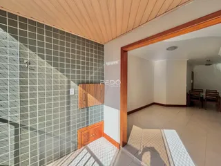 Vista interna de um ambiente com revestimento de azulejos e detalhes em madeira.