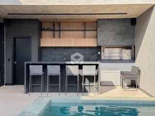Vista da área externa com piscina e deck de uma residência em Lajeado.