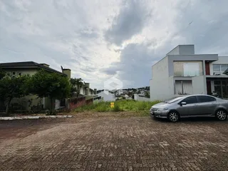 Vista externa de uma propriedade em Lajeado, Brasil com área gramada e terreno aberto.