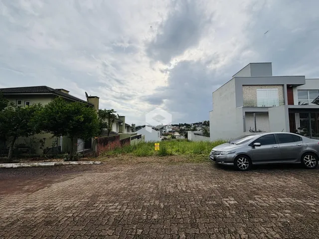 Vista externa de uma propriedade em Lajeado, Brasil com área gramada e terreno aberto.