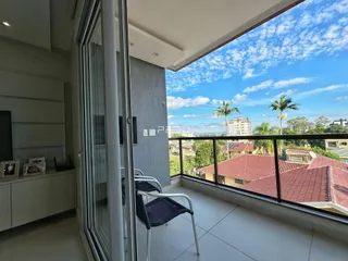 Vista panorâmica da propriedade em Lajeado, Brasil através da varanda.