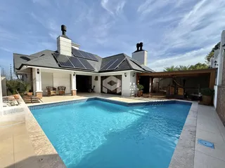 Foto da fachada de uma casa com piscina em Lajeado, Brasil.