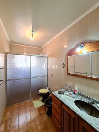 Vista de armários e bancada de uma cozinha em Lajeado.