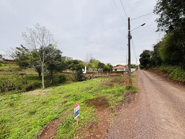 Vista da propriedade rural com estrada de terra e vegetação ao redor.