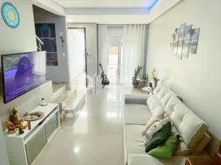 Sala de estar clara com grande janela de luz natural.