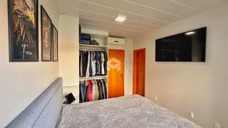 Quarto com cama e armário de roupas.