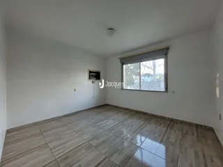 A sala apresenta paredes brancas e piso de cerâmica.