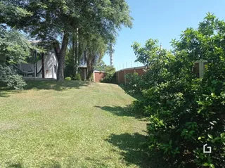 Vista externa de um gramado com árvores em Lajeado, Brasil.