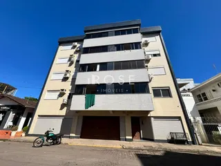 Fachada de um prédio residencial em Lajeado, Brasil, com garagem no térreo.