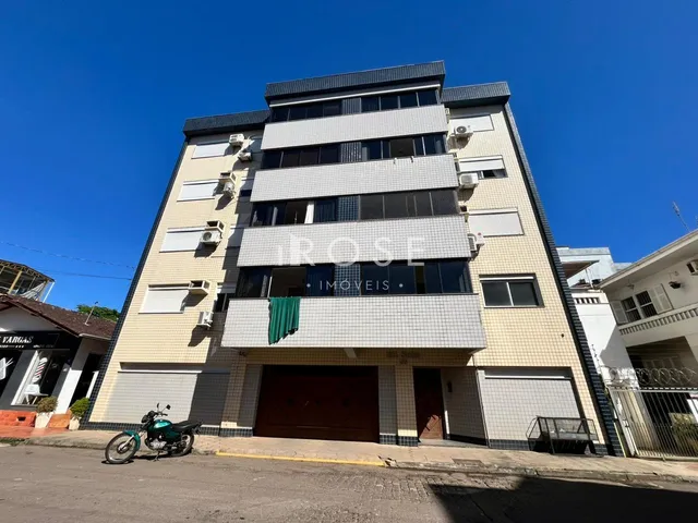 Fachada de um prédio residencial em Lajeado, Brasil, com garagem no térreo.