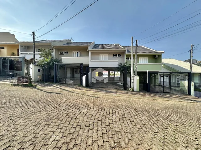 Fachada de uma residência em Lajeado, Brasil, com portão de ferro.