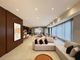 Ambiente interno moderno com sala de jantar e sala de estar em um imóvel.