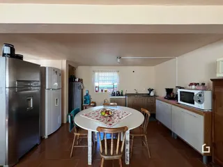 Foto de uma sala de jantar com cozinha em um imóvel no Brasil.
