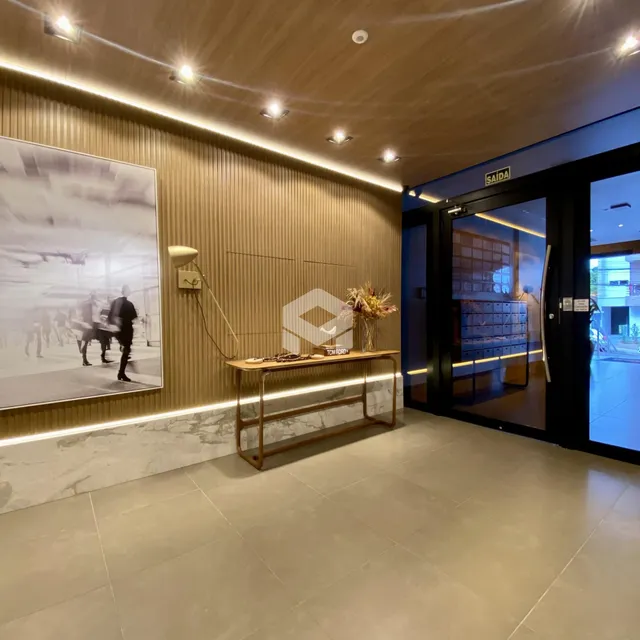 Sala de estar com parede texturizada e piso de cerâmica.