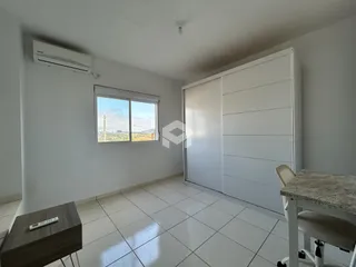 Ambiente interno com piso de cerâmica e janela iluminada.