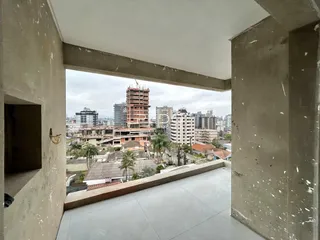 Vista de um prédio com edifícios ao fundo em construção na Lajeado.