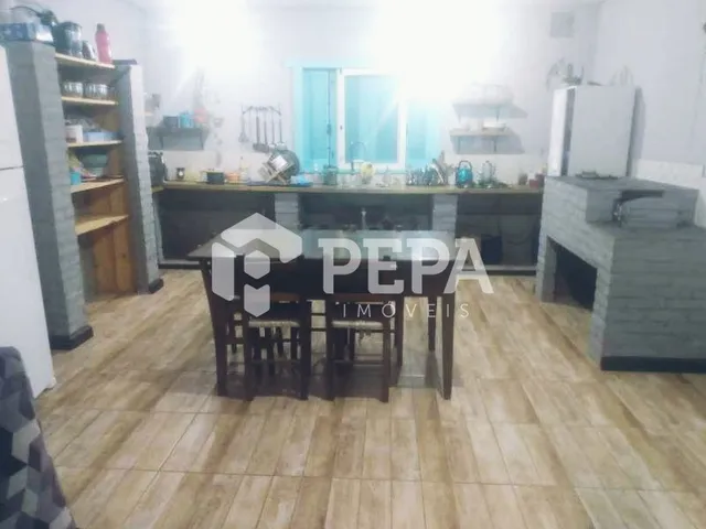 Foto de uma cozinha com bancadas e piso de madeira.