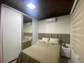 Foto de um quarto com cama e paredes brancas.