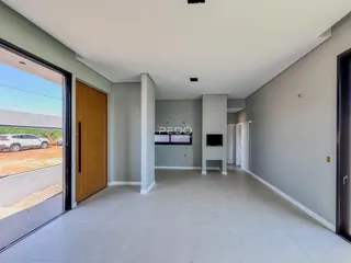 Hall de entrada com piso claro e paredes cinzas.