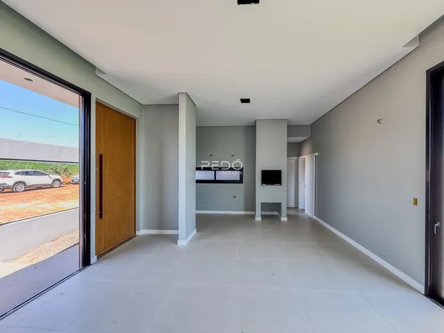 Hall de entrada com piso claro e paredes cinzas.