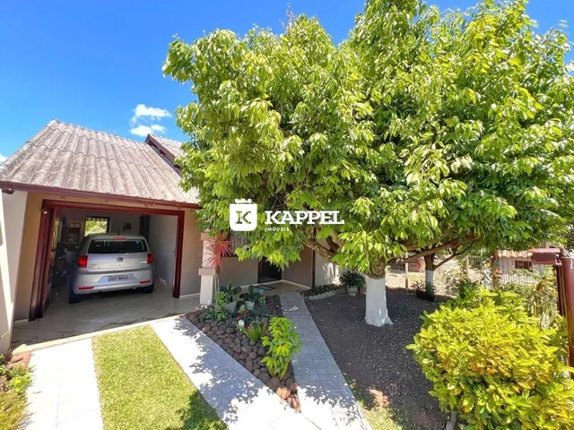 Fachada de uma residência com jardim e garagem em Lajeado.