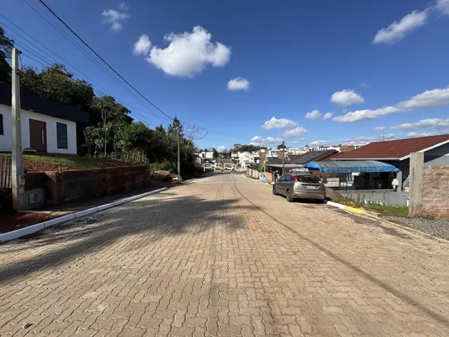Vista da rua em Lajeado, Brasil, mostrando casas e uma estrada pavimentada.