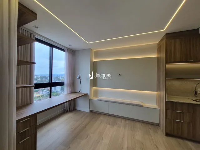 Sala de estar com vista panorâmica da cidade.