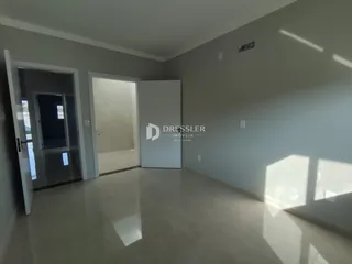 Hall de entrada com paredes cinzas e piso claro.