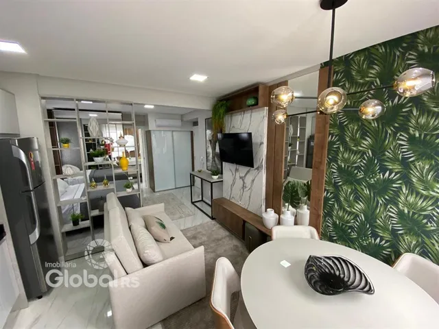 Sala de estar moderna com sofá e decoração contemporânea.