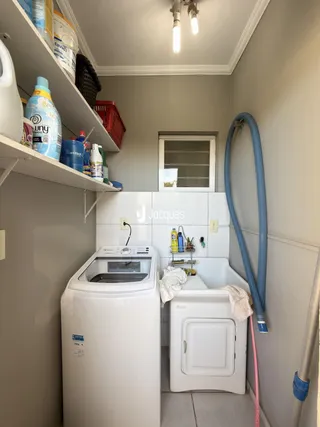 Foto de uma área de serviço com máquinas de lavar e secar.