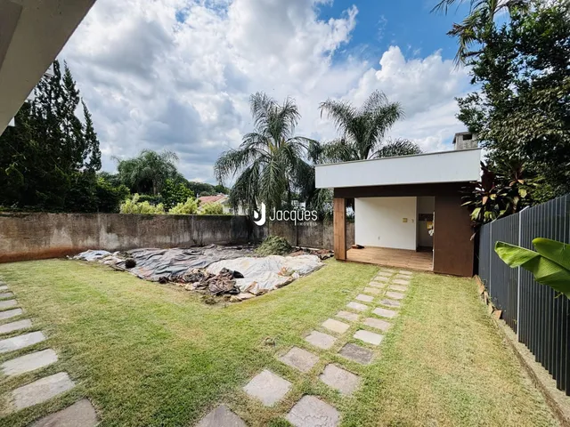 Vista da fachada de uma residência com jardim e área externa em Lajeado.