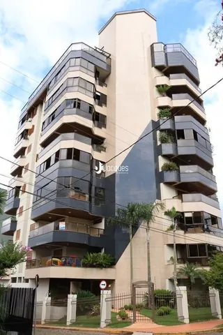 Fachada de um prédio residencial em Lajeado, Brasil com vários terraços.