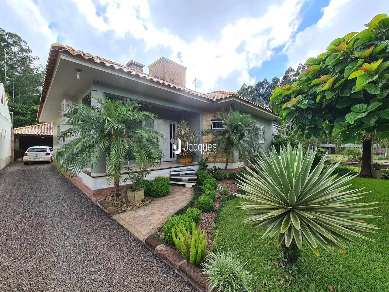 Fachada de uma casa em Lajeado, Brasil, com jardim frontal.
