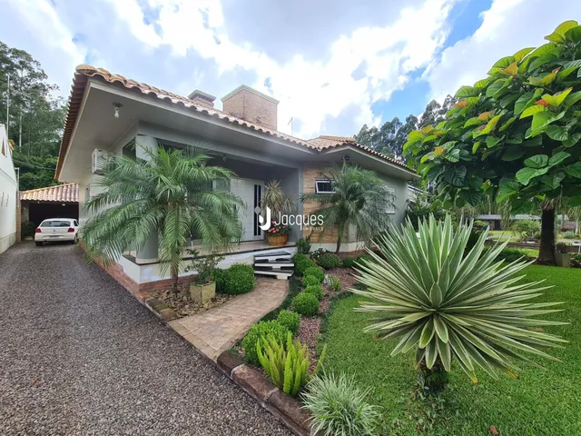 Fachada de uma casa em Lajeado, Brasil, com jardim frontal.