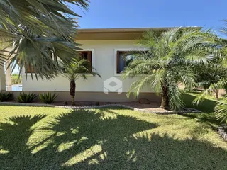Fachada de uma residência com jardim verde em Lajeado, Brasil.