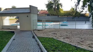 Vista externa de uma propriedade com cerca e área de lazer em Lajeado.