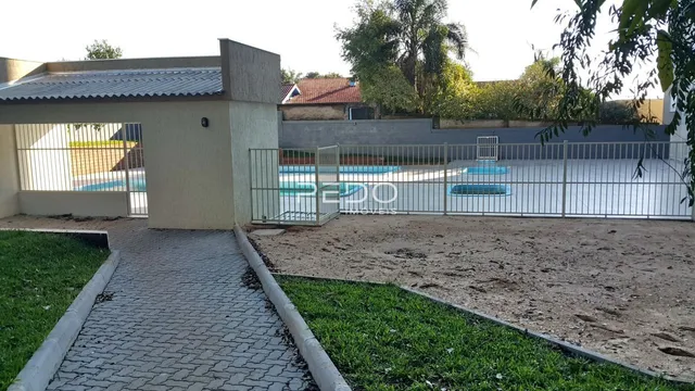 Vista externa de uma propriedade com cerca e área de lazer em Lajeado.
