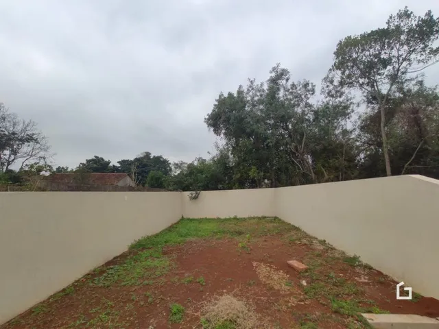Vista externa de um muro e terreno em Lajeado, Brasil.