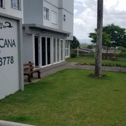Fachada de uma residência em Lajeado, Brasil, com gramado em frente.