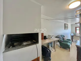 Interior de uma sala com lareira em uma residência.