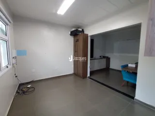 Foto de um cômodo interno com paredes brancas e piso claro.