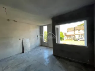 Foto de um ambiente interno com paredes brancas e piso de cerâmica em uma propriedade em Lajeado.