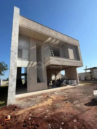 Fachada de uma construção em Lajeado, Brasil, mostrando a estrutura externa em obra.