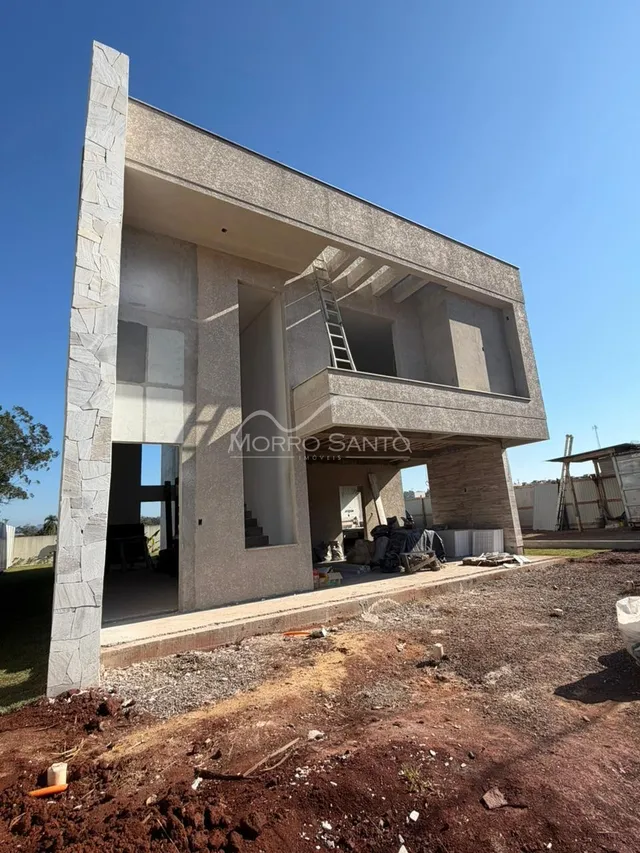 Fachada de uma construção em Lajeado, Brasil, mostrando a estrutura externa em obra.