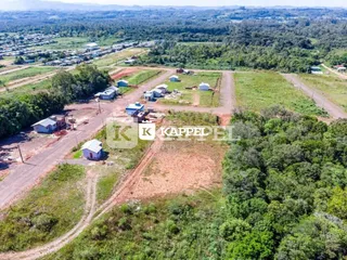 Vista aérea de um terreno rural em Lajeado, Brasil, mostrando áreas de vegetação e estradas de terra.