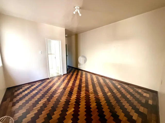 Sala de estar com piso de madeira em padrão xadrez.