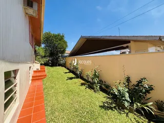 Vista externa de uma residência com jardim e muro em Lajeado, Brasil.