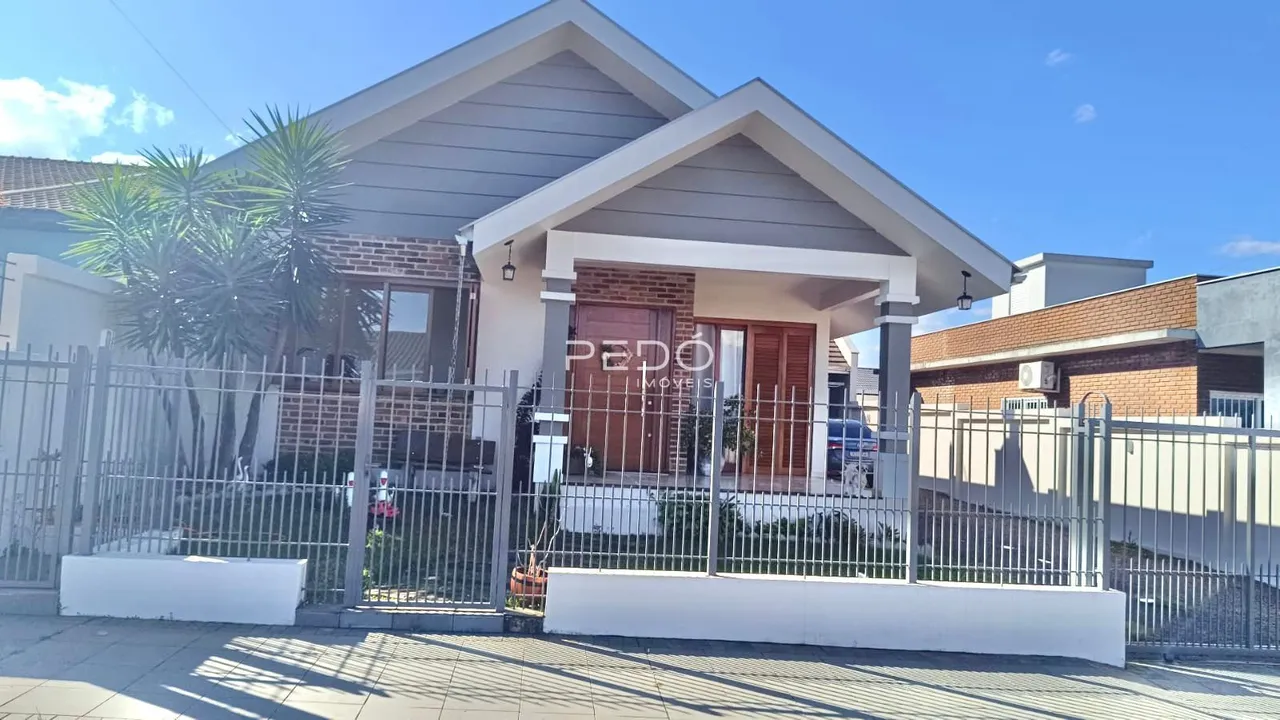 Fachada de uma residência com cerca e portão em Lajeado, Brasil.